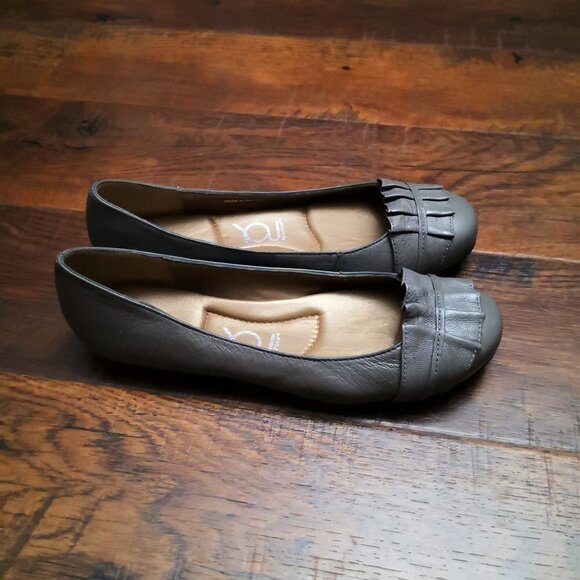 You by Crocs Ruffled Toe Leather Flats Grey Size 9 - Picture 2 of 6